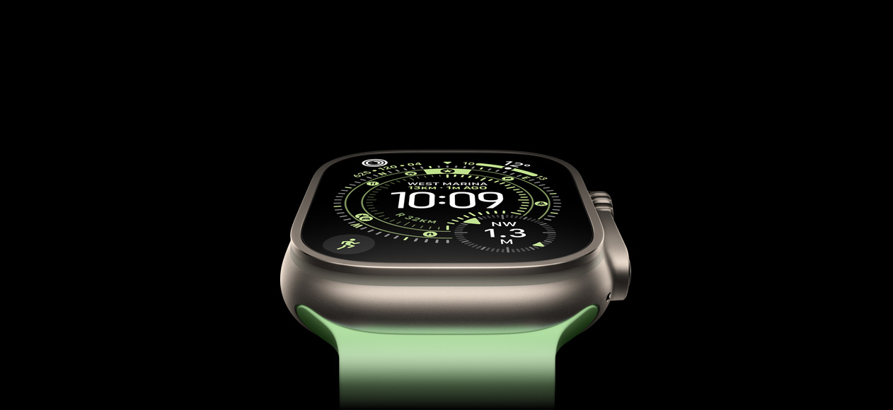 Apple Watch Ultra 3, титанов корпус, натурален цвят, компас върху Orienteering циферблат, каишка Ocean Band в неоново зелено