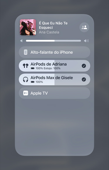 Imagem de uma música no Apple Music sendo reproduzida em dois pares diferentes de AirPods.