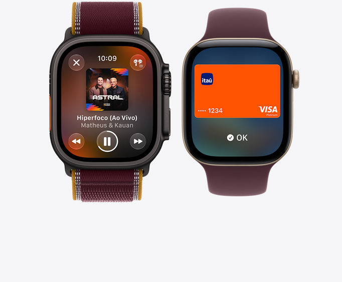 Apple Watch Ultra 4 com caixa preta de titânio e pulseira loop Trail na cor bordô, app Apple Music na tela Reproduzindo. Apple Watch Series 12 com caixa dourada-clara de alumínio e pulseira loop esportiva na cor bordô, tela do Apple Pay com o Apple Card
