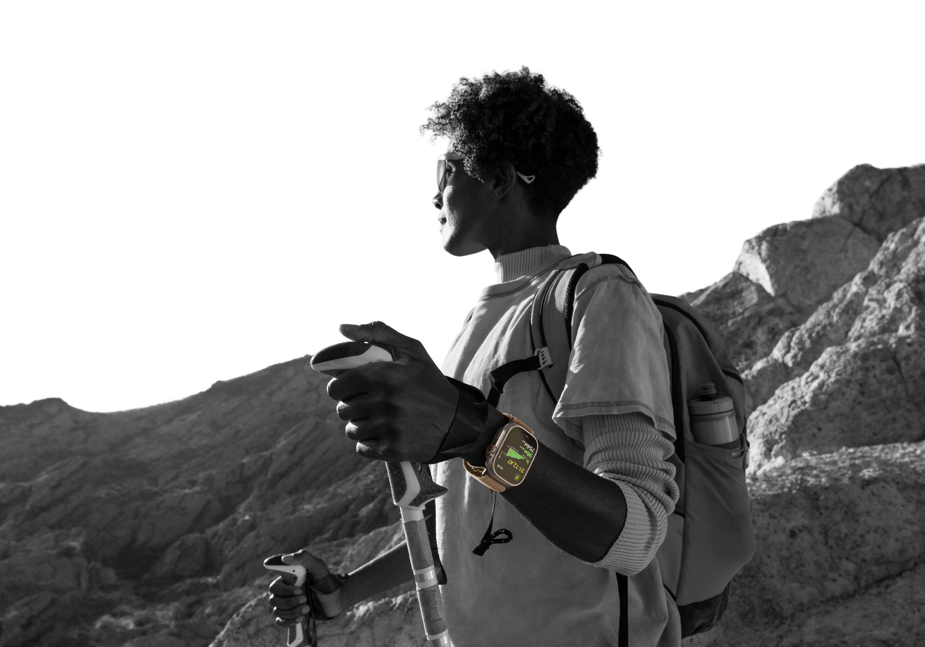 Une personne faisant une randonnée dans le désert et portant une Apple Watch Ultra 4, l’écran affichant les données de dénivelé