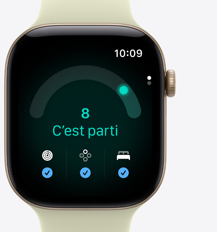 Apple Watch Series 12, boîtier en aluminium, couleur or clair, app Préparation, score de préparation de 8, message indiquant de foncer, anneaux d’activité, Signes vitaux et score de sommeil avec des crochets bleus au bas de l’écran