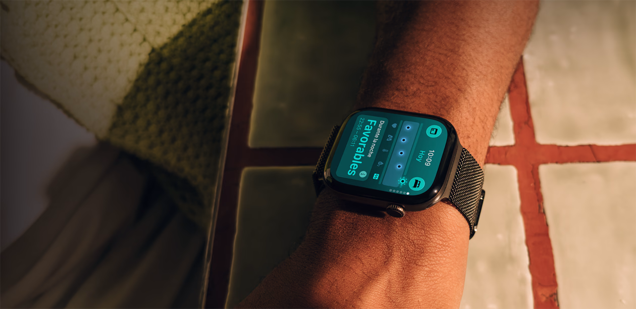 Una persona consulta sus Signos Vitales Diurnos en un Apple Watch Series 12