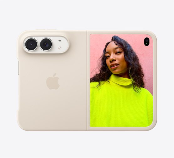 Nebesky bílý iPhone&nbsp;Duo v&nbsp;pískovém silikonovém krytu, pohled zezadu na úplně otevřený iPhone otočený na šířku, vlevo nahoře dvojitá Fusion fotosoustava, kryt chrání celou zadní stranu a&nbsp;vnější okraje předního displeje, na pravé straně je vidět vnější displej a&nbsp;na něm fotka člověka, který stojí pod modrou oblohou s&nbsp;mraky