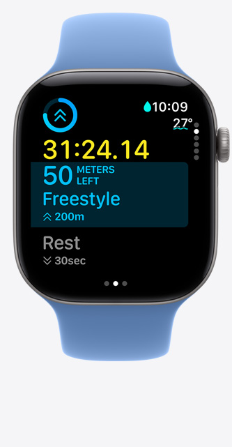 Apple Watch Series 12, pouzdro z vesmírně šedého hliníku, obrazovka cvičení Plavání v bazénu, na ní naměřené údaje, chrpově modrý sportovní řemínek