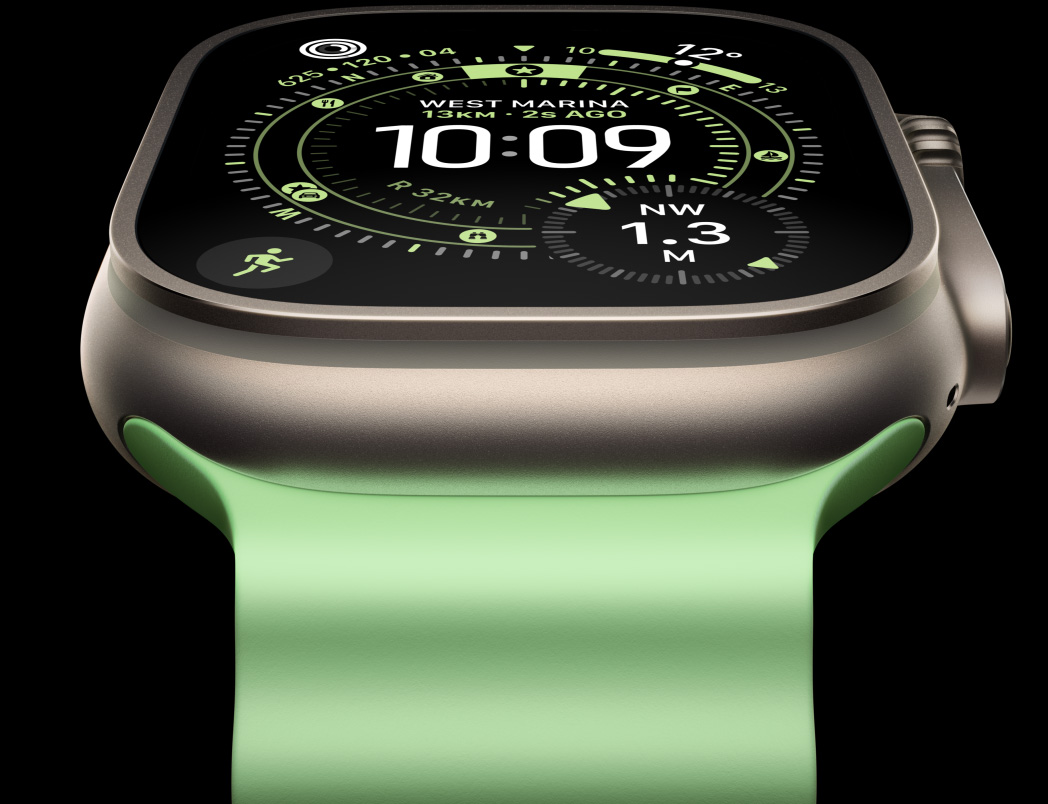 Apple Watch Ultra 3, titaanist korpus, naturaalne toon, kompass orienteeruval ekraanil, Ocean Band rihm, neoonroheline värv