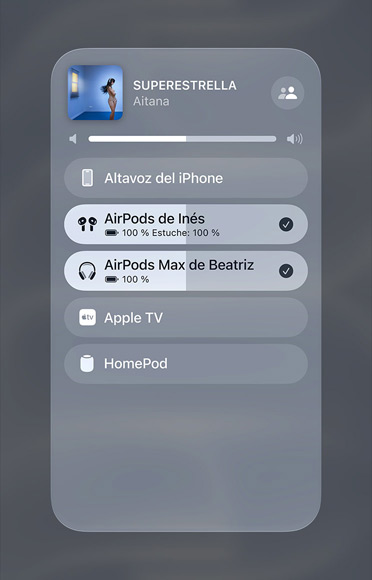 Imagen de Apple Music con una canción reproduciéndose en dos pares de AirPods.