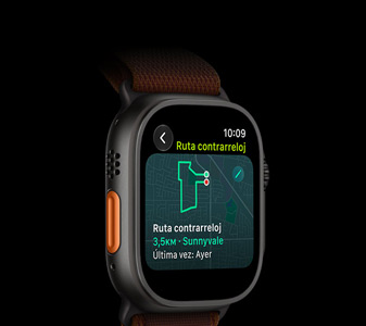 Apple Watch Ultra 4, caja de titanio, color negro, prestación Ruta Contrarreloj con un mapa de una ruta de running, lateral izquierdo, botón Acción, correa Loop Alpine, color burdeos