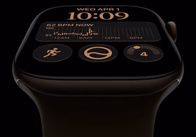 Apple Watch Series 12, boîtier en aluminium, bronze sombre, cadran Modulaire, complications : jour et date, Exercices, anneaux Activité, Apple Music, côté droit, Digital Crown, Bracelet Sport, olive