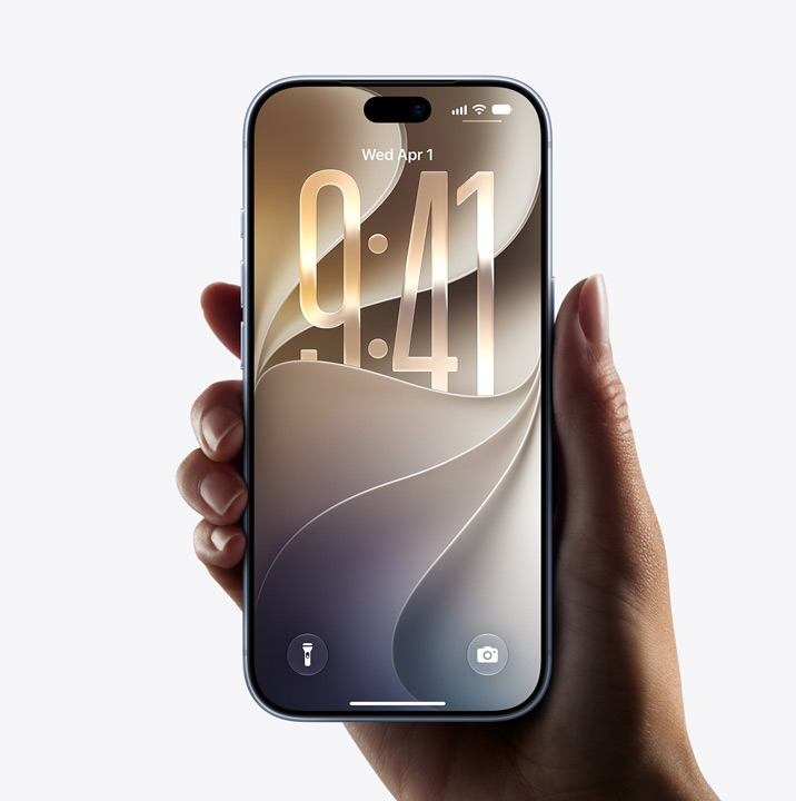 Hand met iPhone 17 met all-screendisplay, toegangsscherm met Liquid Glass-rand