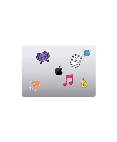 MacBook Air, Gehäuseoberseite, geschlossen, Silber, mehrfarbige Sticker um das Apple Logo