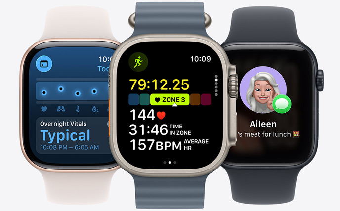 Tre Apple Watch-modeller. Det midterste er i farven naturlig, urskiven viser en igangværende løbetur med målinger af puls. Det til højre er pianosort, urskiven viser en Genmoji. Det til venstre er rosaguld, urskiven viser Vitalparametre.