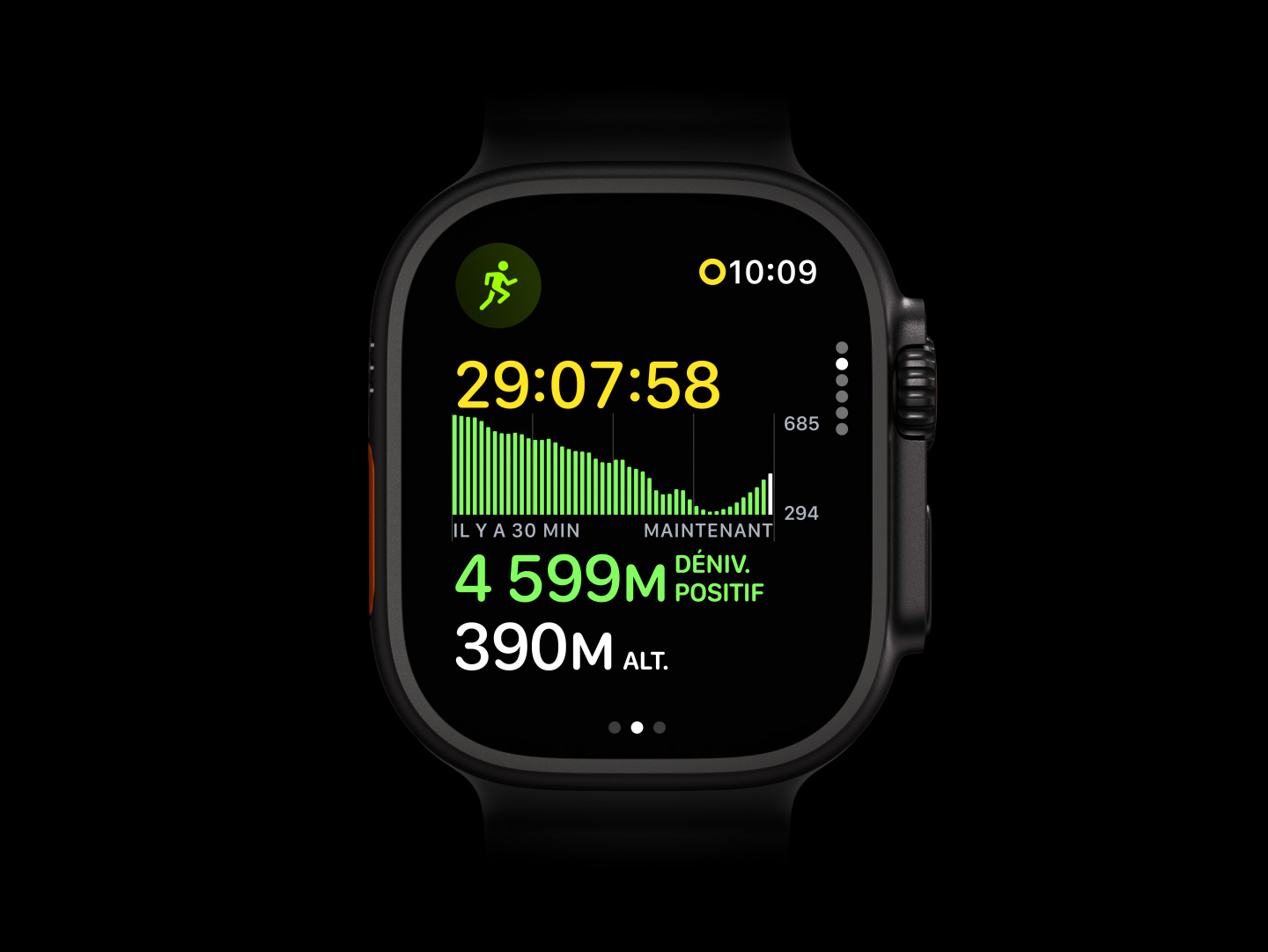 Apple Watch Ultra 4, boîtier en titane, finition noire, exercice Course (plein air) montrant un graphique de dénivelé positif, côté droit, Digital Crown, bouton latéral en saillie, Bracelet Océan gris translucide