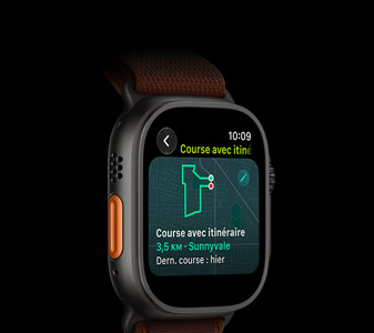 Apple Watch Ultra 4, boîtier en titane, finition noire, fonctionnalité Course avec itinéraire avec la carte d’un itinéraire de course à pied, côté gauche, bouton Action, Boucle Alpine, couleur bourgogne