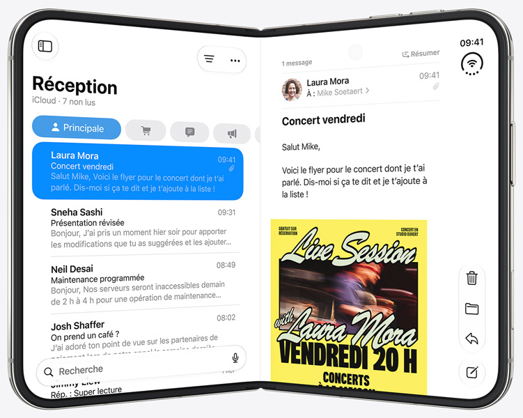 Un iPhone Duo est maintenu à la verticale façon livre ouvert, la partie gauche montre l’app Siri, la partie droite montre l’app Messages.