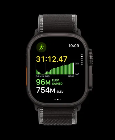 Apple Watch Ultra 3，黑色鈦金屬錶殼，配搭黑色配木炭色越野手環，螢幕顯示體能訓練 app，正進行跑步訓練