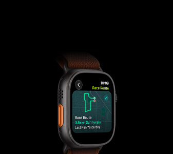 Apple Watch Ultra 4 fekete titántokkal, Versenyútvonal funkció egy futóútvonal térképével, a tok bal oldala, Művelet gomb, bordó Alpesi pánt