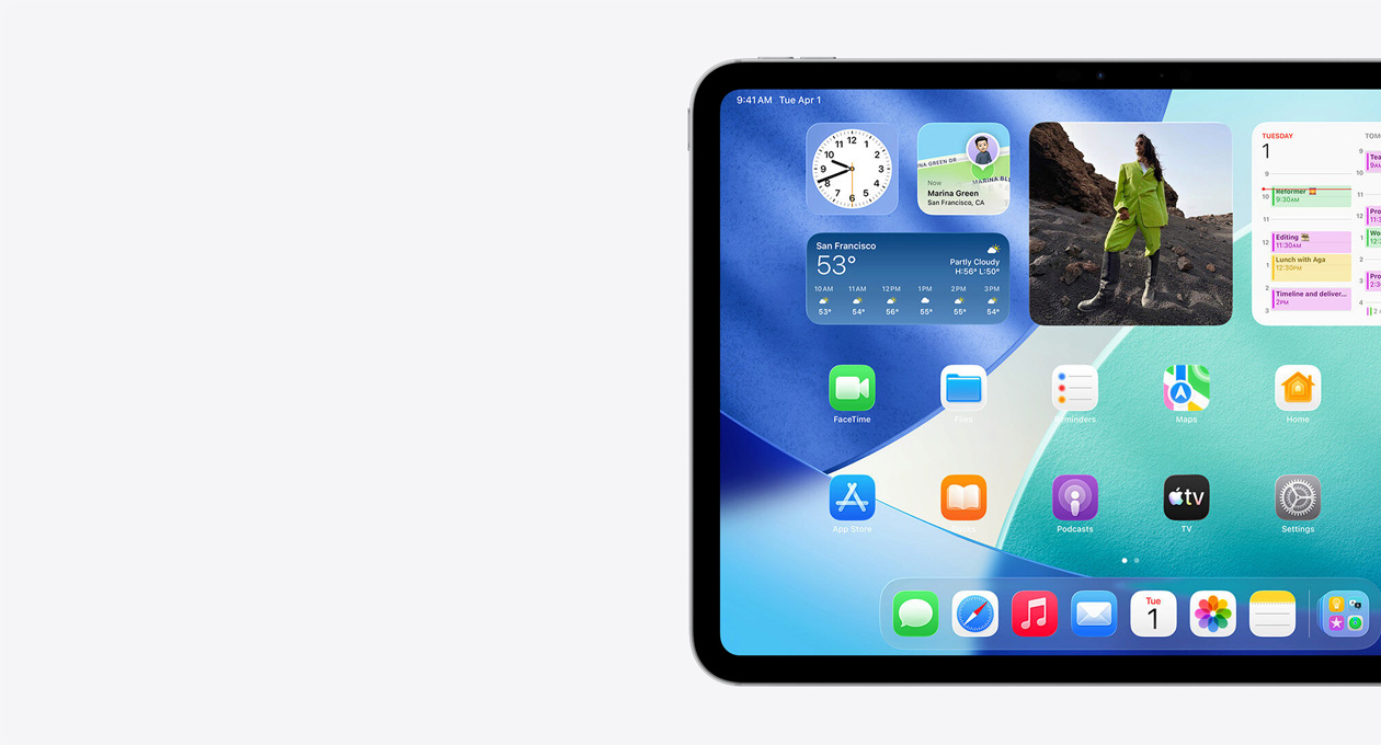 iPad, fekvő tájolás, csak a képernyő bal oldala látszik, főképernyő egymásra rakott widgetekkel, köztük a Liquid Glass effektust bemutató áttetsző órával, a Lokátor alkalmazással, az Időjárás widgettel, két sornyi kisebb appal és a Dockkal