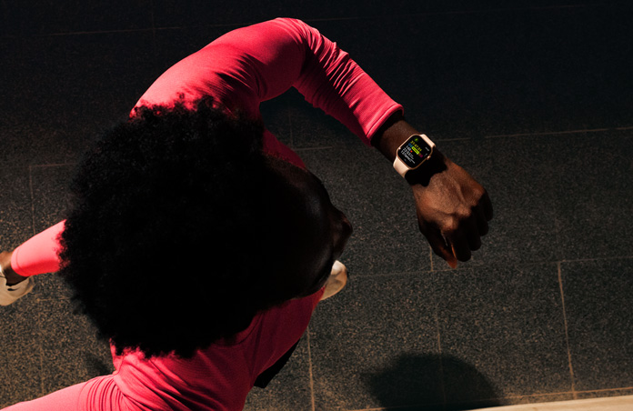 Foto seorang pria yang menggunakan Apple Watch untuk memantau larinya