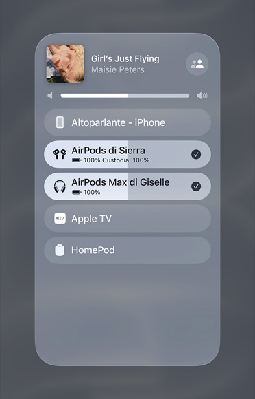 Immagine che mostra un brano su Apple Music in riproduzione su due diverse paia di AirPods.