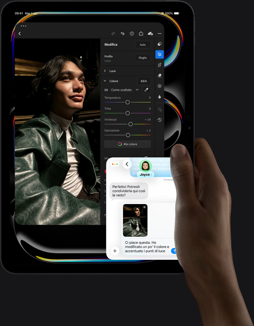 Un iPad Pro nero siderale in verticale, mostrato di fronte, con una mano destra che lo tiene; sul display c’è un’app per il fotoritocco con l’immagine di una persona con una giacca di pelle, strumenti per la modifica e cursori, una conversazione iMessage tra l’utente e un’altra persona che sta guardando la foto