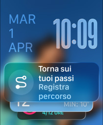 Tre modelli di Apple Watch: al centro cassa color naturale, quadrante con Raccolta smart e widget Torna sui tuoi passi; a destra cassa Jet Black, quadrante con schermata Allenamento; a sinistra cassa color oro rosa, quadrante con Qualità del sonno