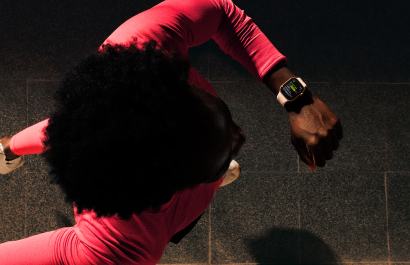 ランニングをしながらApple Watch Series 11のワークアウトアプリで進み具合をチェックしている人物