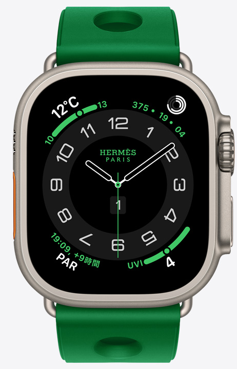 ナチュラルチタニウムケースのApple Watch Hermès Ultra 4。アナログデザインのCirculaire文字盤に、時針、分針、秒針と、天気、アクティビティリング、パリ時間、UV指数のコンプリケーションが表示されている。右側面の外観には、Digital Crown、少し突き出たサイドボタンが見えている。ラバー素材を成形し、中央に円形のカットアウトをあしらった、ヴェールヴェルティゴ(ブライトグリーン)のスキュブHダイビングストラップが付いている