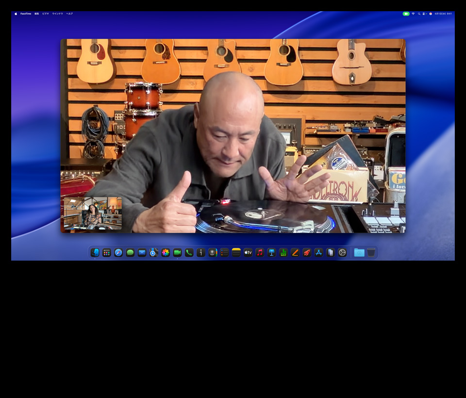 Mac Studioを下に収納したStudio Display XDRでビデオ通話をしている。ミュージックストアにいる人物がターンテーブルをじっくりと見ている