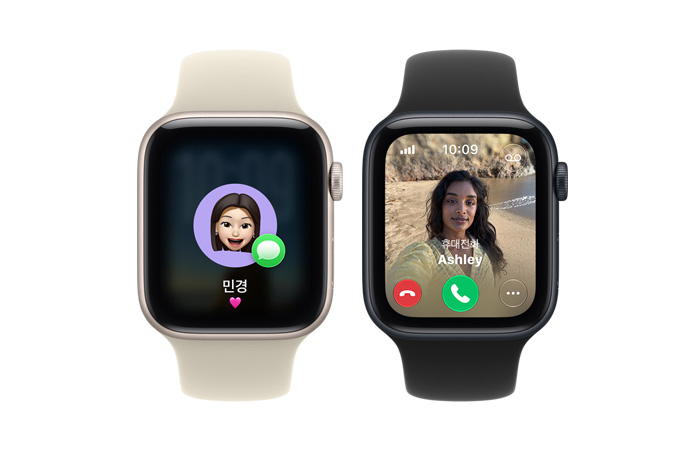 여러 대의 Apple Watch SE 3 기기, 스타라이트 및 미드나이트 색상 알루미늄 케이스 및 화면에 미모지와 수신 전화가 표시되고 오른쪽 옆면 외관에 Digital Crown 다이얼이 보이는 모습. 샌드(연한 탠 계열) 블랙 색상 스포츠 밴드의 모습
