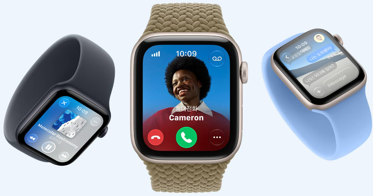 여러 대의 Apple Watch SE 3 기기, 스타라이트 및 미드나이트 색상 알루미늄 케이스 및 화면에 각각 Apple Music, 수신 전화, 메시지가 보이는 모습. 네이비 블루 및 와일드플라워 블루 색상 솔로 루프와 올리브 색상 브레이드 솔로 루프(흙빛 녹색)의 모습