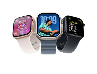세 개의 Apple Watch 기기. Apple Watch Series 11, 로즈 골드 색상, 알루미늄 케이스, Apple Music, 플레이리스트 제어 항목, 오른쪽 옆면, Digital Crown, 라이트 블러시 색상 스포츠 밴드, 실버 핀앤턱 잠금장치, Apple Watch Ultra 3, 내추럴 색상, 티타늄 케이스, 전면 화면 디스플레이, 오른쪽 옆면, Digital Crown, 앵커 블루 색상 오션 밴드, 튜브형 불화탄성중합체 고무, Apple Watch SE 3, 알루미늄 케이스, 미드나이트 색상, 오른쪽 옆면, Digital Crown, 첨단 야외 달리기 운동 수치