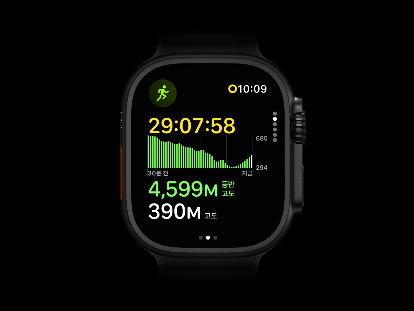 Apple Watch Ultra 4, 블랙 색상 티타늄 케이스, 실외 달리기 운동에서 현재 고도 그래프를 보여주는 모습, 오른쪽 옆면 외관의 Digital Crown과 돌출된 측면 버튼, 트랜스루센트 그레이 색상 오션 밴드