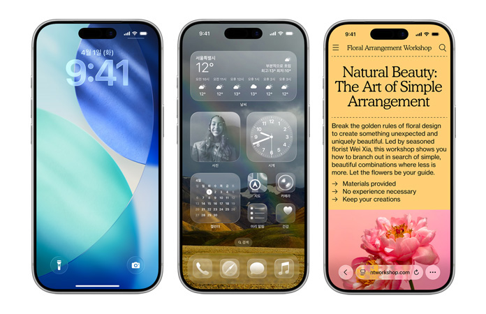 iPhone 기기가 나란히 놓여, 반투명 Liquid Glass 시간 숫자가 있는 잠금 화면과 Liquid Glass 투명 앱 아이콘이 있는 홈 화면 등 iOS 전반에 걸쳐 다양한 새로운 디자인 요소를 보여 주는 모습