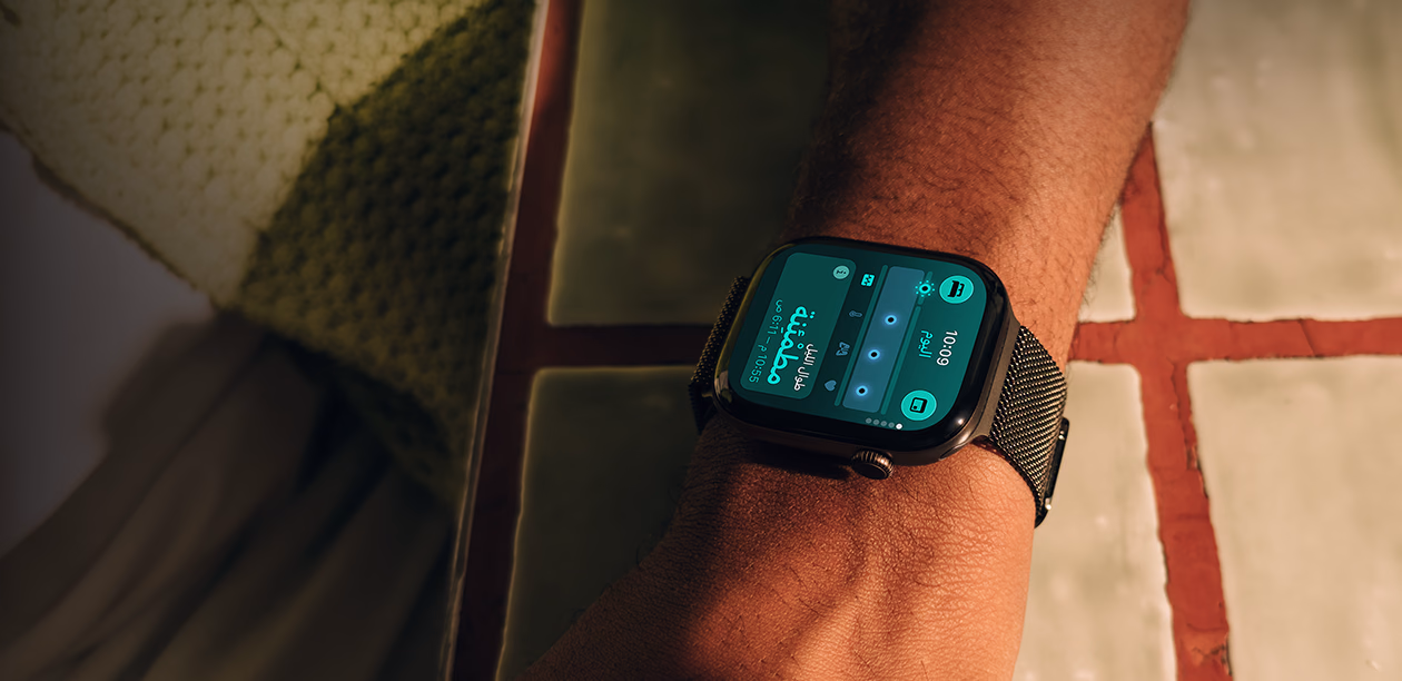 شخص يتحقق من علاماته الحيوية الليلية على  
Apple Watch Series 12
