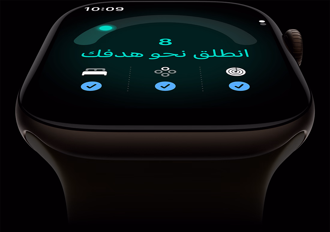 ساعة Apple Watch Series 12، إطار ألومنيوم، لون برونزي داكن، نتيجة الجاهزية 8، الجهة الخارجية اليمنى، التاج الرقمي، حزام رياضي، لون زيتي