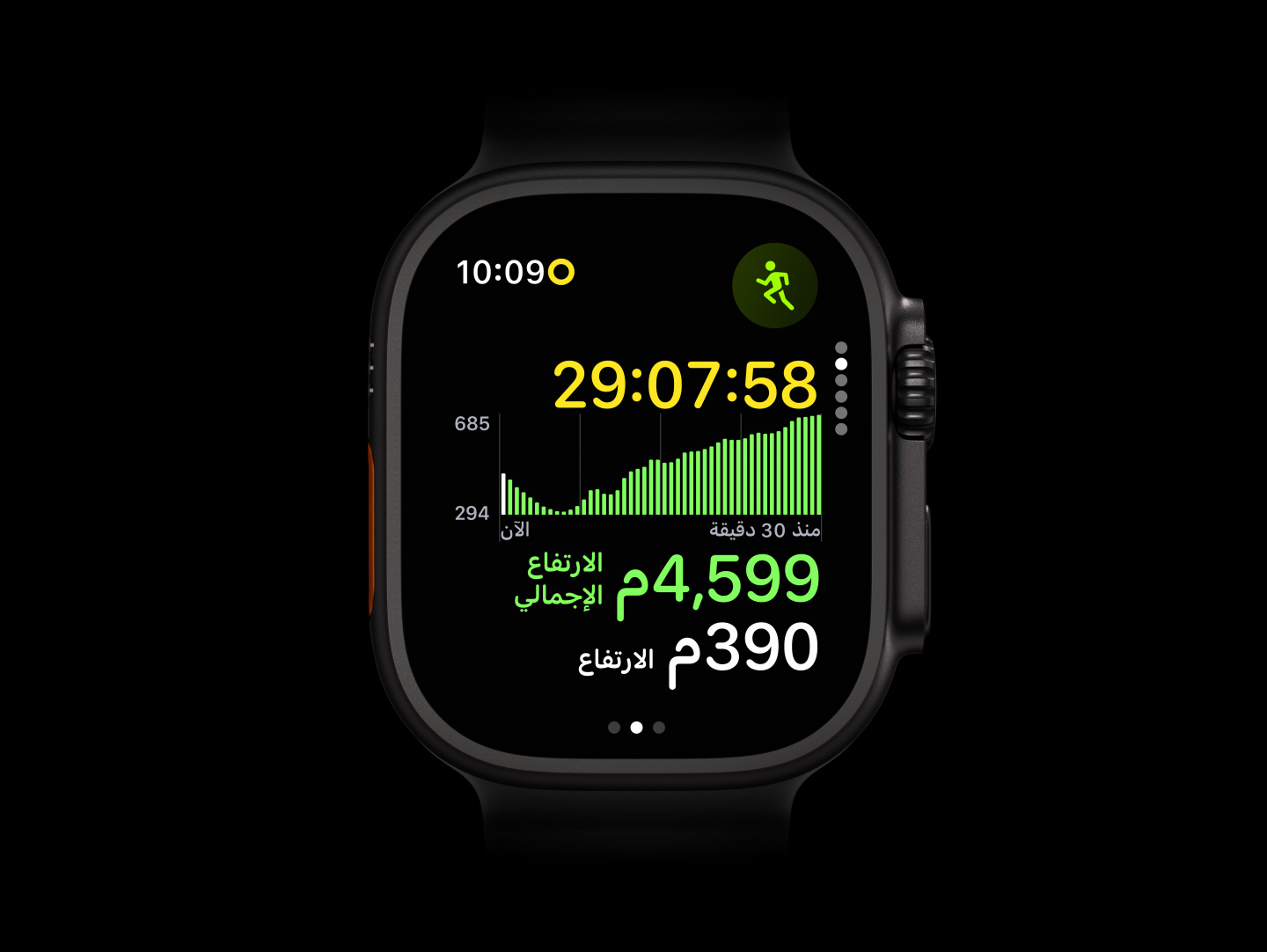 ساعة Apple&nbsp;Watch&nbsp;Ultra&nbsp;4، إطار من التيتانيوم، لون أسود، ظهر الساعة مع نظام استشعار الصحة بأضواء LED خضراء متوهجة