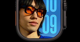 ساعة Apple&nbsp;Watch&nbsp;Ultra&nbsp;4، إطار من التيتانيوم، لون أسود، واجهة الصور مع أيقونة Siri، حزام Loop ميلانيز من التيتانيوم، لون أسود