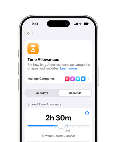جهاز iPhone 17 Pro، لون فضي، شاشة تعرض خيار مدة السماح وخيار جدول مدة استخدام الجهاز في الإعدادات لتحديد الوقت المسموح به للأولاد