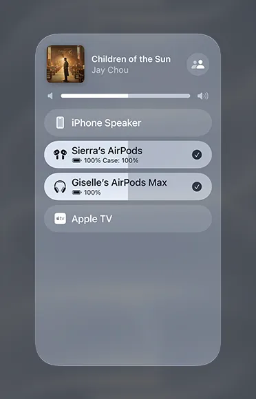 影像展示兩對不同的 AirPods 播放 Apple Music 上同一首歌。