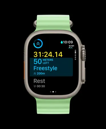 Apple Watch Ultra 3，採用原色鈦金屬錶殼，配以霓虹綠色海洋錶帶；螢幕顯示體能訓練 app 的自訂體能訓練卡和下個挑戰顯示方式
