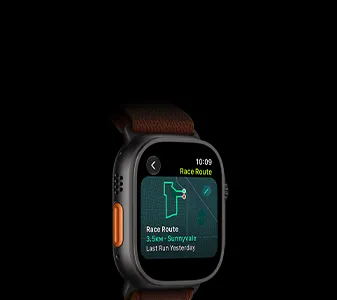 Apple Watch Ultra 4，採用黑色鈦金屬錶殼，配以布根地紅色登峰手環錶帶，螢幕顯示有跑步路線的地圖的「路線競速」功能，機身左側有動作按鈕