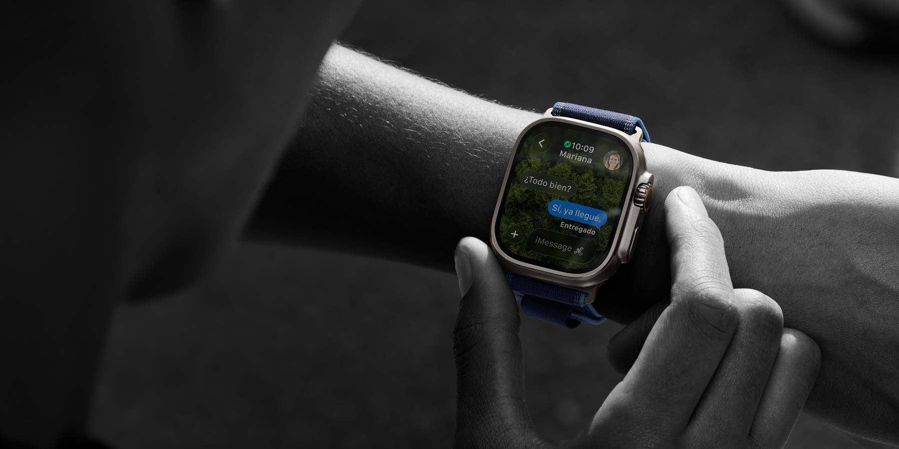 Una persona lee un mensaje en la app Mensajes en un Apple Watch Ultra 3