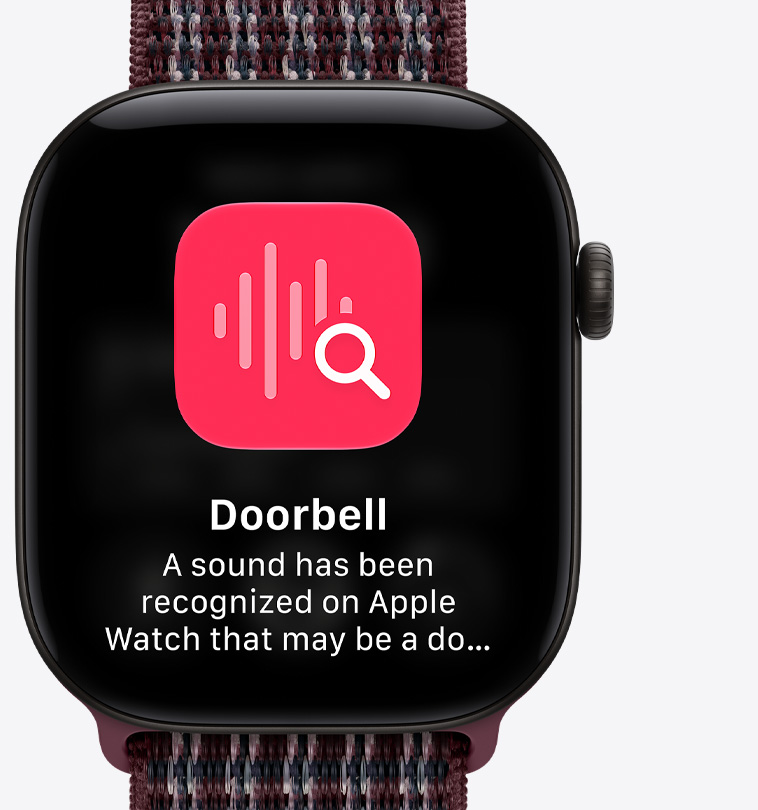 Apple Watch Series 12 z kopertą z aluminium w kolorze czarnym, opaska sportowa w kolorze burgunda w kratkę, widać przypięte konwersacje