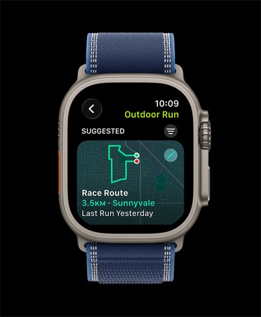 Apple Watch Ultra 3, culoare natural, carcasă din titan, Cursă pe traseu, Alergare afară, curea, brățară Montană, culoare Albastru/Albastru strălucitor