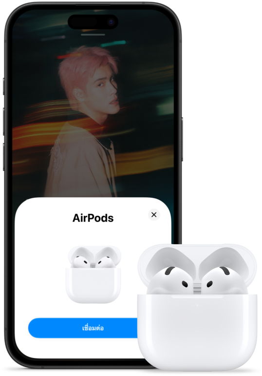เคสชาร์จที่เปิดอยู่โดยมี AirPods 5 อยู่ข้างใน ซึ่งวางอยู่ถัดจาก iPhone ที่แสดงการเชื่อมต่อกับ AirPods 5