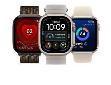 Üç adet Apple Watch aygıtı: Apple Watch Series 12, alüminyum kasa, koyu bronz renk, Kalp Atış Hızı uygulaması, koyu bronz renk Milano Loop kordon, Apple Watch Ultra 4, titanyum kasa, natürel renk, hazır olma, kalp atış hızı, Antrenmanlar ve UV İndeksi komplikasyonlarına sahip Modüler saat kadranı, sağ dış görünüm, Digital Crown, çıkıntılı yan düğme, buzlu yosun rengi Ocean Kordon, Apple Watch SE 3, alüminyum kasa, yıldız ışığı renk, uyku skoru, sağ dış görünüm, Digital Crown, kum beji renk Spor Kordon