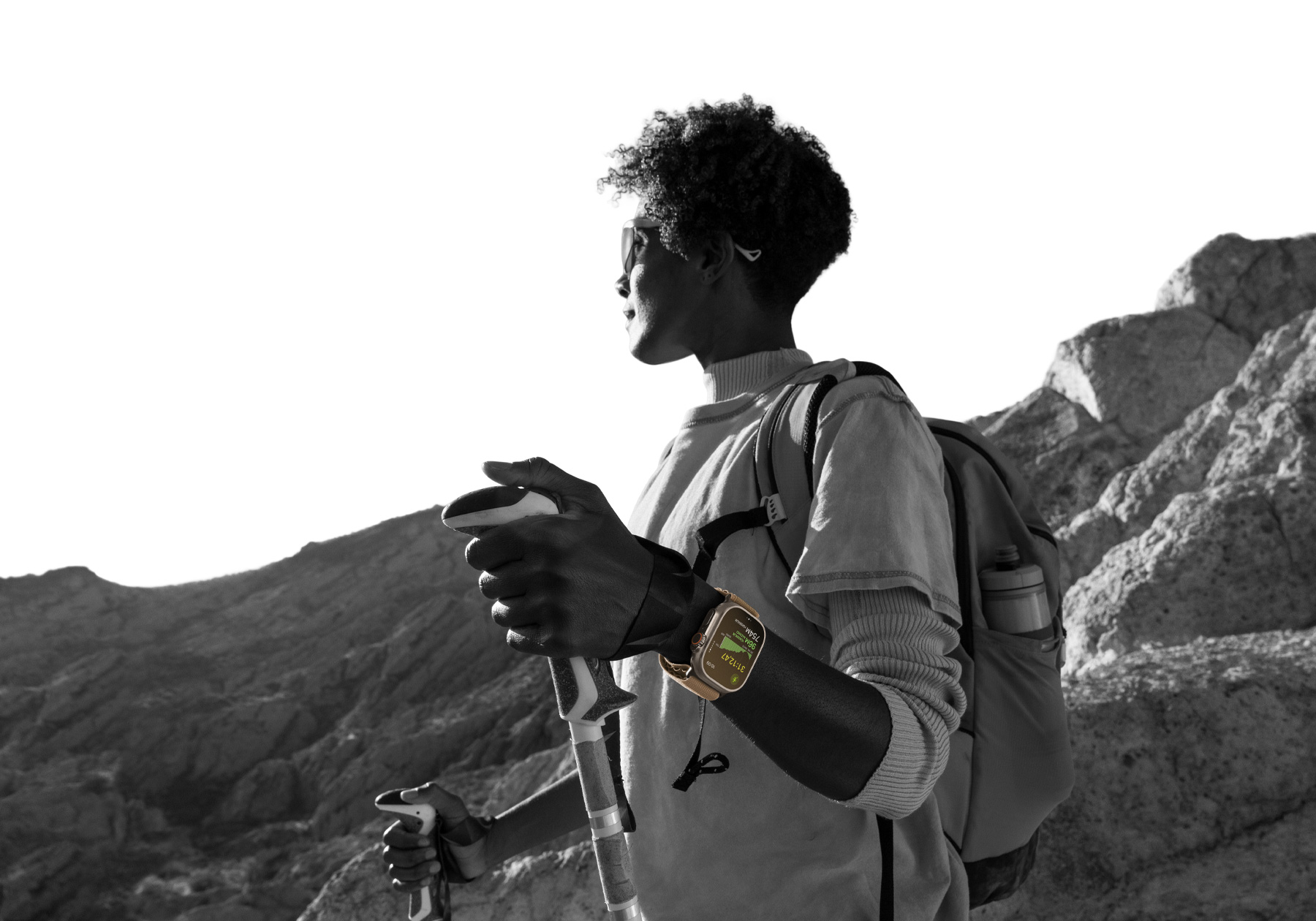 Çölde doğa yürüyüşü yapan ve Apple Watch Ultra 4 takan bir kişi, ekranda yükseklik ölçümleri gösteriliyor