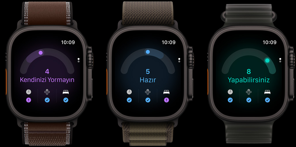Üç adet Apple Watch Ultra 4 aygıtı: titanyum kasa, siyah renk, hazır olma skoru 4, Trail Loop kordon, burgonya renk, titanyum kasa, siyah renk, hazır olma skoru 5, Alpine Loop kordon, koyu zeytin yeşili renk, titanyum kasa, siyah renk, hazır olma skoru 8, Ocean Kordon, buzlu siyah renk