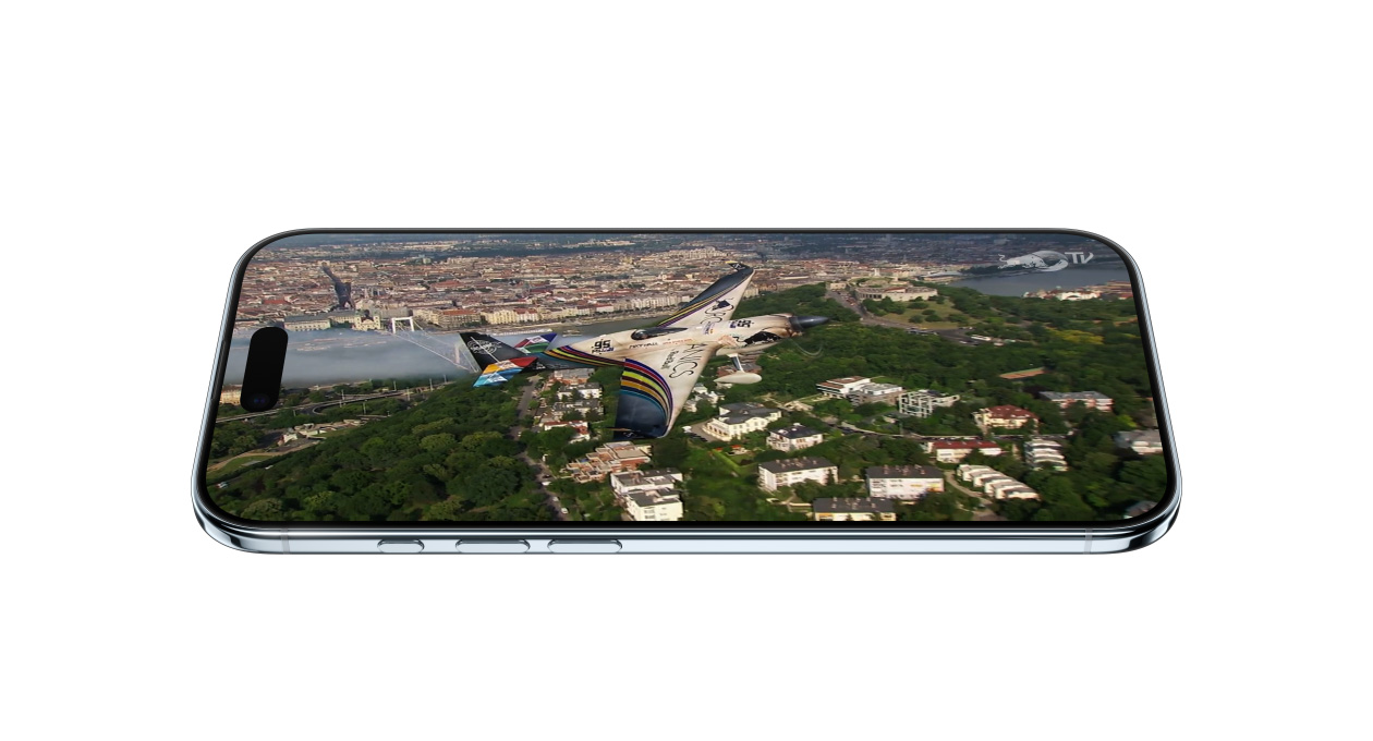 iPhone Air, önden görünüm, yandan görünüm, Red Bull TV+ içeriklerinden statik bir sahne gösteriliyor