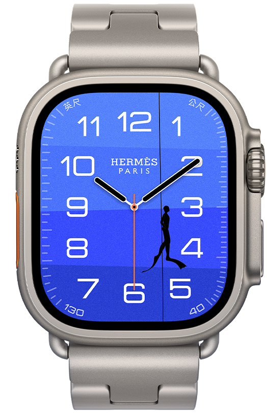 原色鈦金屬錶殼 Apple Watch Hermès Ultra 4，採用 Fathom 與 Wonder 指針錶面 (小時、分鐘與秒針，以及水深複雜功能，一名潛水員正向上游動，遊過由深藍漸層至淺藍的海洋)，右側外觀上有數位錶冠、凸起的側邊按鈕，搭配 Gris Titane 鈦灰色 Grand H Titane 錶帶，背景是水下場景，橙色浮標漂浮在藍色海洋上，海水顏色向海床逐漸變深，兩隻淡藍色海馬守護著海床上漂浮的橙色 Hermès 盒子